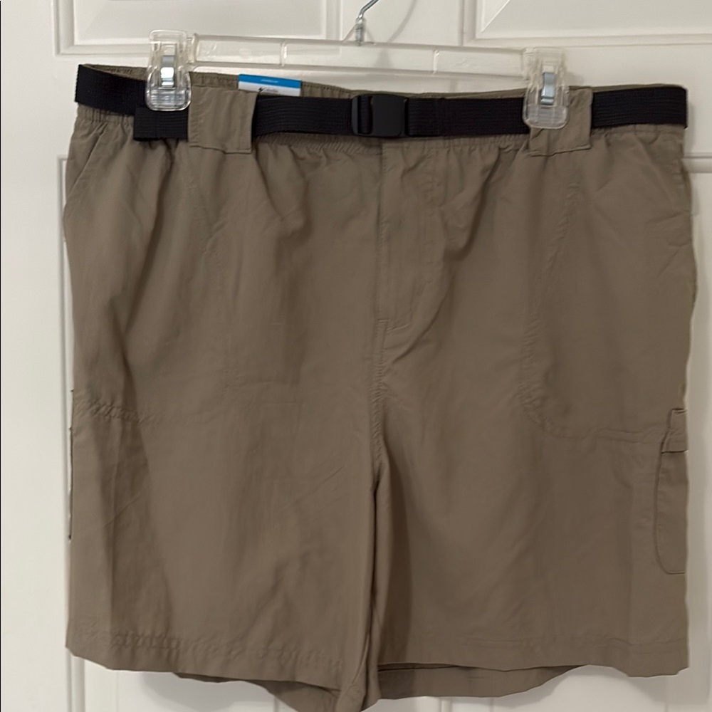 Women’s Columbia Sandy River II Cargo Short with Belt in Khaki Size Large.